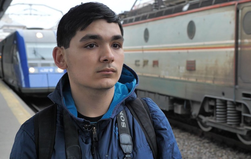 Pasionat de locomotive. Un adolescent se plimbă cu trenul și face fotografii în toate gările. El are un mesaj pentru CFR