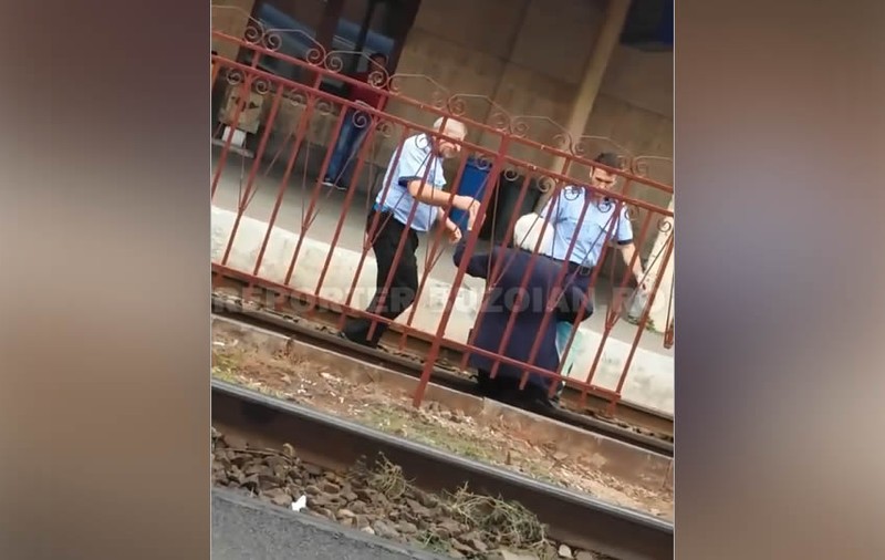 Bătrân fără picioare, blocat între șinele de tren în Buzău. Imagini emoționante cu operațiunea de salvare