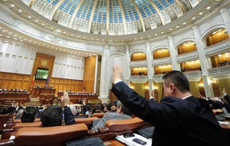 Conflictul de interese și starea de incompatibilitate se prescriu după 3 ani; O nouă decizie controversată a deputaților juriști