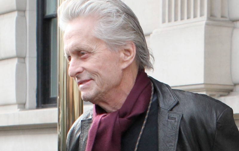 Michael Douglas renunţă la ţigări şi alcool