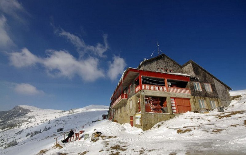 Cabanierul de la Dochia şi soţia însărcinată, loviţi de un turist beat