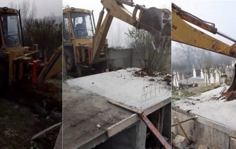 VIDEO | Imagini uluitoare într-un cimitir din Olt. Preotul satului dărâmă cu excavatorul un cavou