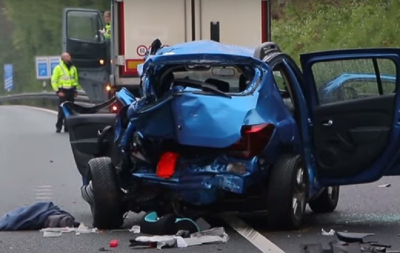VIDEO | O șoferiță din Germania a murit, după ce mașina pe care o conducea a fost proiectată într-un camion românesc