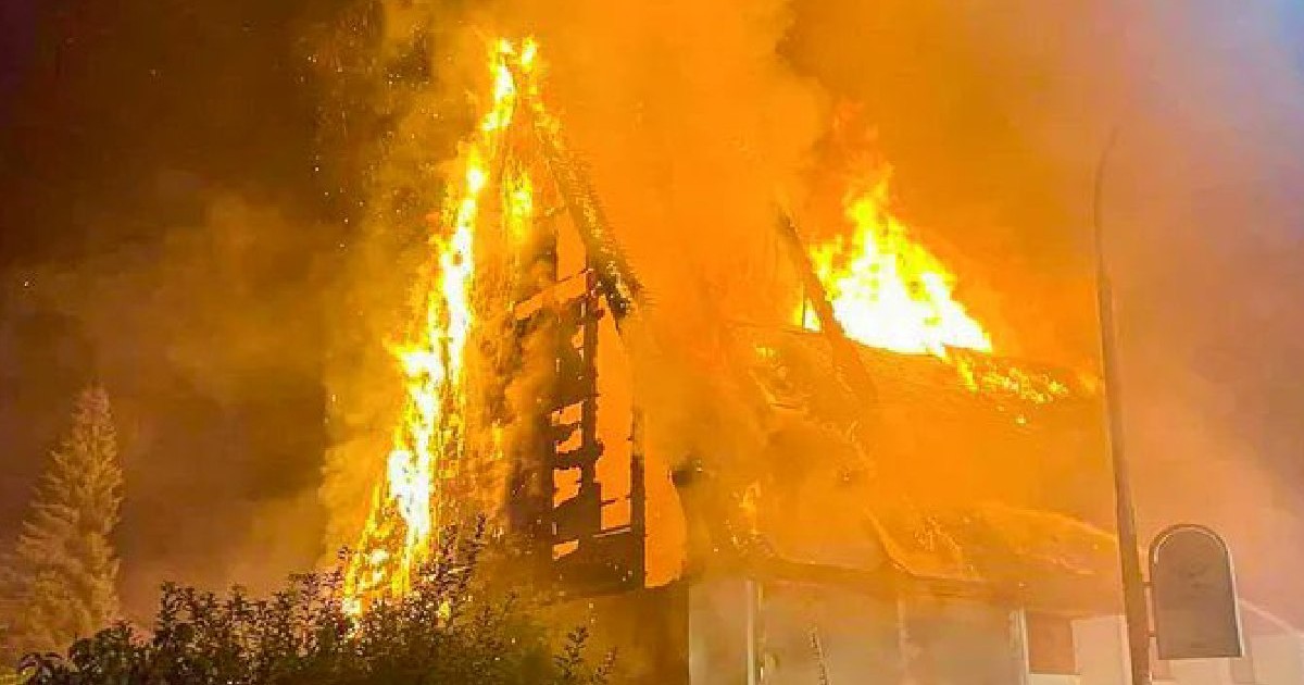 O imagine cu o biserică din Germania în flăcări, după ce a fost incendiată