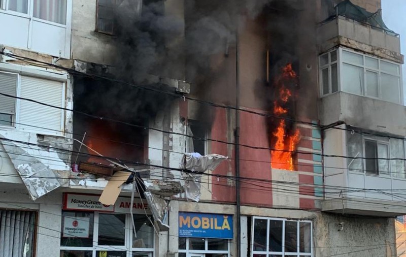 Explozie și incendiu într-un bloc din Însurăței. Oamenii au crezut că e bombardament