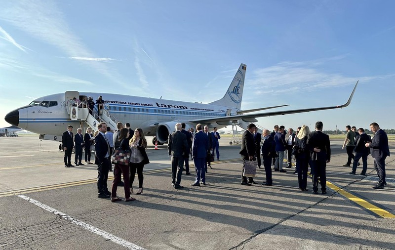 Aeroportul din Brașov, primul construit în ultimii 50 de ani în România, inaugurat azi de un zbor cu politicieni. Ce curse vor fi operate de aici