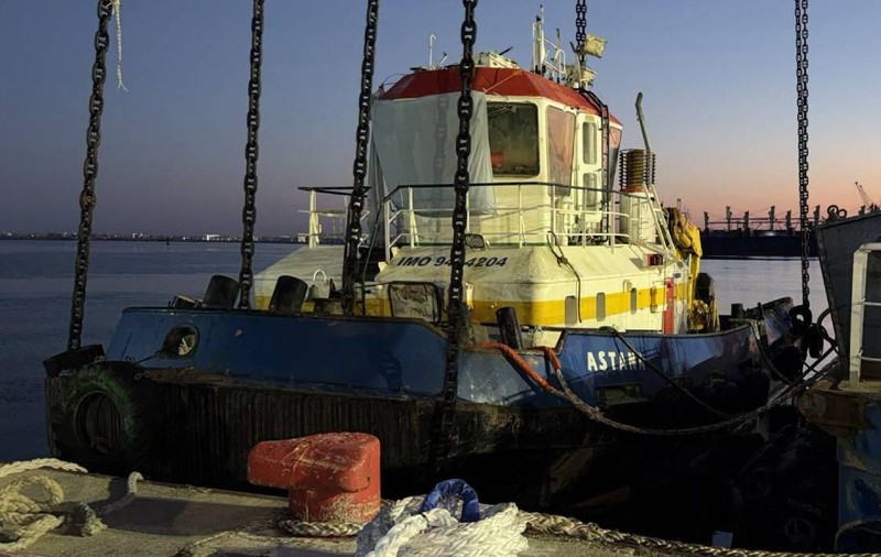 Remorcherul Astana a fost scos din mare și adus în Portul Midia, la trei luni după ce s-a scufundat. Doi marinari sunt încă dispăruți