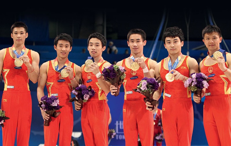 Echipa masculină de gimnastică a SUA, campioană mondială la gimnastică. Victorie dramatică în faţa marii rivale