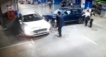 Imagine cu cele două mașini, șoferul mașinii albastre, soția și fiica acestuia. Foto: captură YouTube