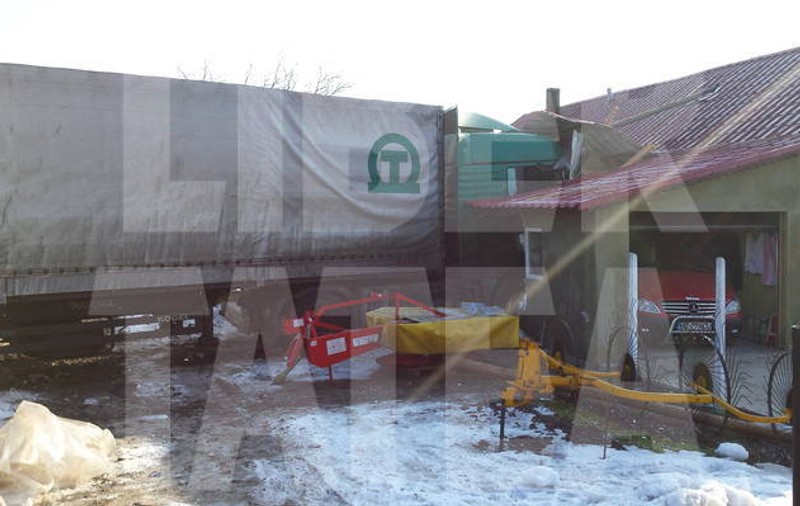 EXCLUSIV | Ce se întâmplă cu șoferul TIR-ului care a intrat într-o casă din Limpeziș