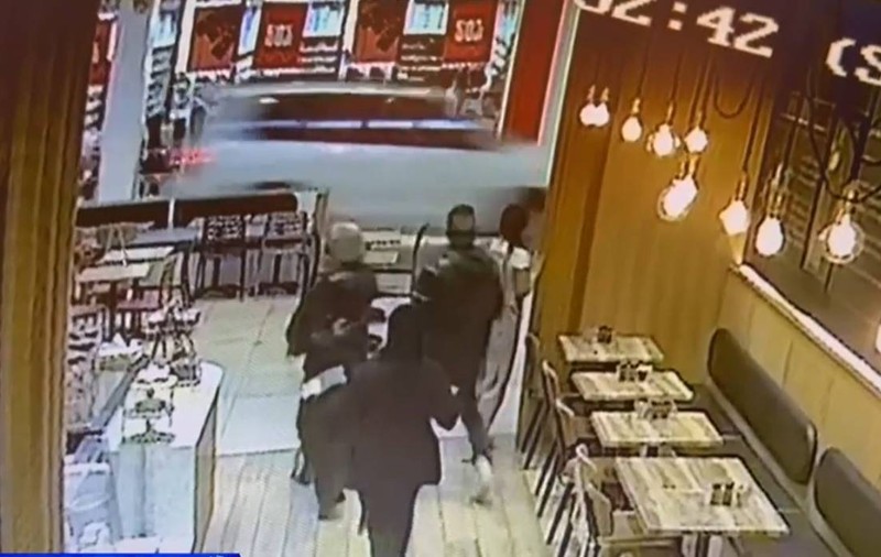 O mașină a intrat în vitează într-un centru comercial din Australia. Clienții îngroziți sar din calea bolidului | VIDEO