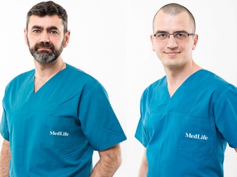 Dr Tiberiu Maior (stânga) si dr Dr. Gheorghe Ungureanu (dreapta), neurochirurgie MedLife Humanitas, Cluj Napoca
