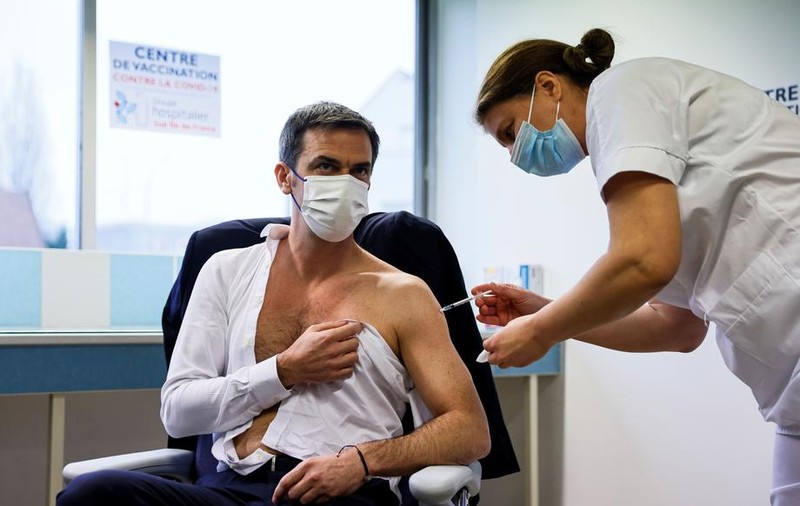 Ministrul sănătății din Franța s-a imunizat în direct cu vaccinul anti-COVID-19 produs de AstraZeneca. „Nu am simţit nimic”