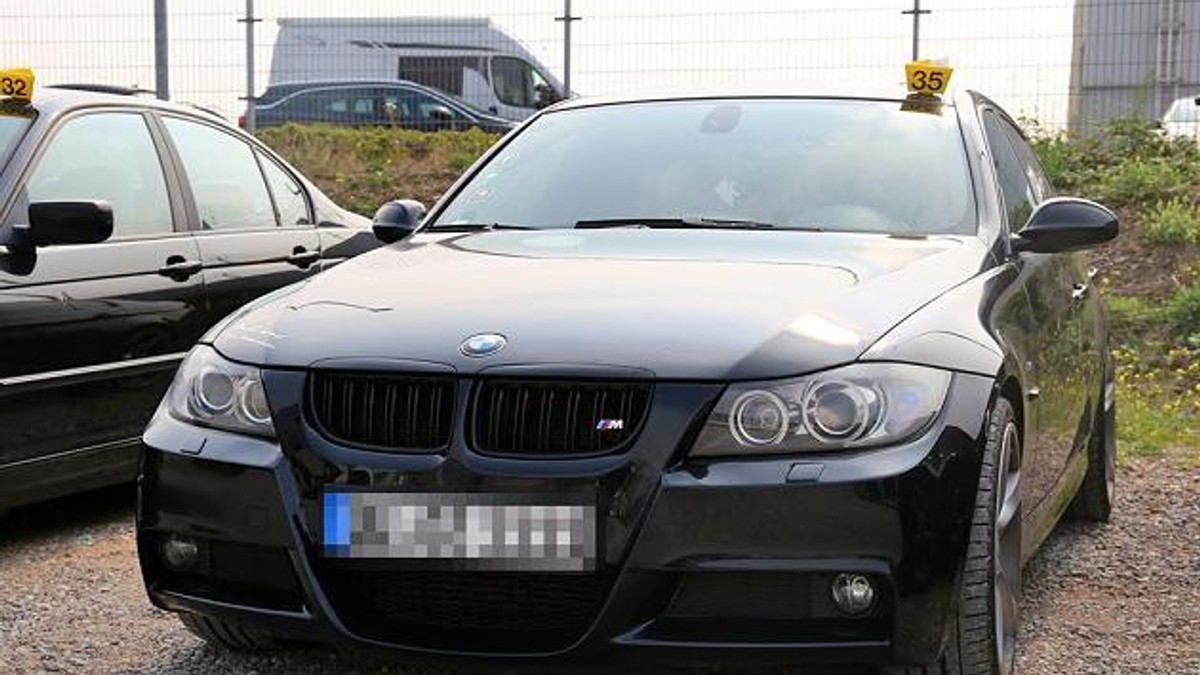Poliția germană a luat o măsură dură față de românii și bulgarii care atârnă la stat. Le-a confiscat mașinile de lux cu care merg să-și ridice ajutoarele sociale