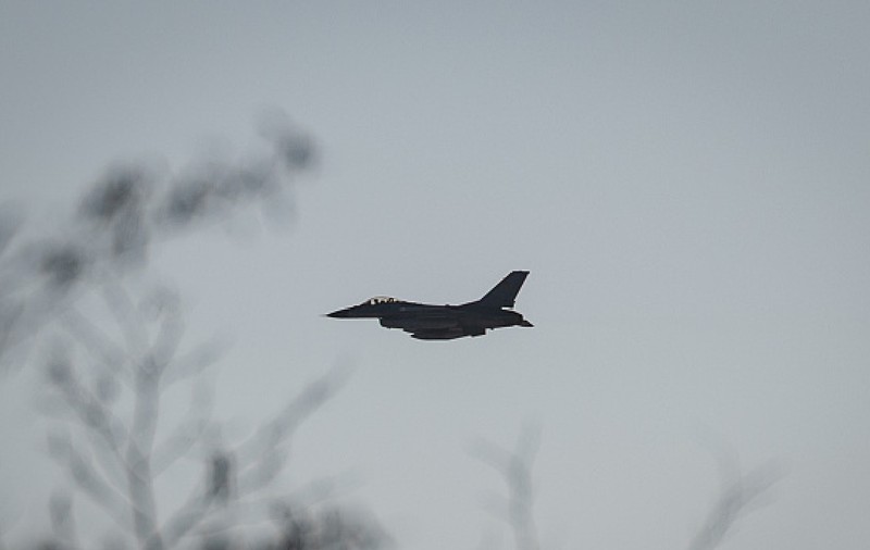 SUA anunță că un F-16 ucrainean a doborât pentru prima dată un avion de vânătoare rusesc într-un duel aerian