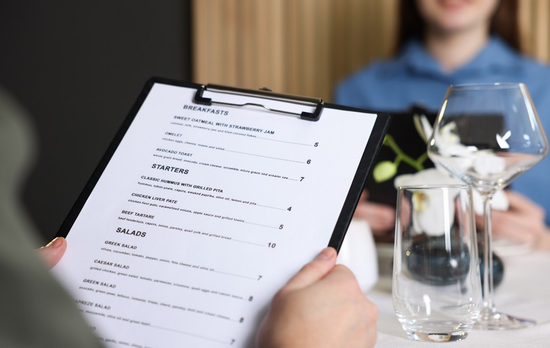 Cum te păcălesc restaurantele când citești meniul: 5 detalii secrete care îți măresc nota de plată