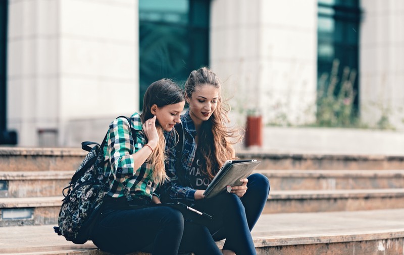 Să mă angajez din timpul facultății?