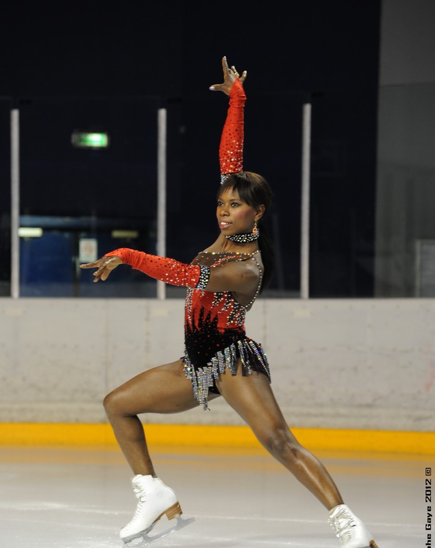 EXCLUSIV / Interviu savuros cu Surya Bonaly, una dintre marile campioane ale patinajului, vegetariană convinsă: ”Cum să mănânc pui, când eu mă jucam cu găina mea în curte? E ca și cum mi-aș mânca prietenii”. Franțuzoaica vine în România pentru ”Dracula pe gheață”