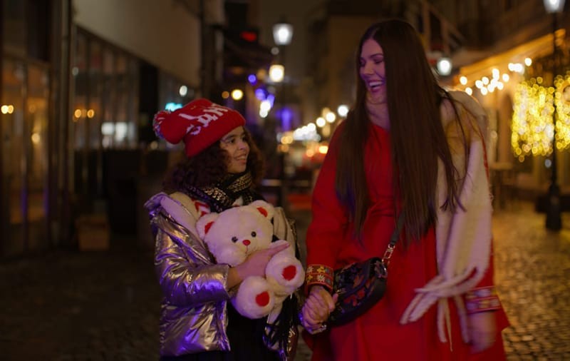 Paula Seling, apariție alături de fiica sa adoptată. Elena e protagonistă în videoclipul de Crăciun al mamei sale