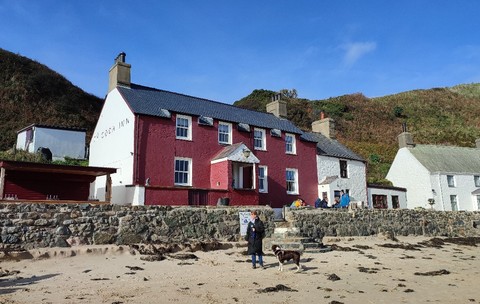 Porthdinllaen, Gwynedd, Țara Galilor, 21 octombrie 2023. Barul „Ty Coch” (Casa Roșie).