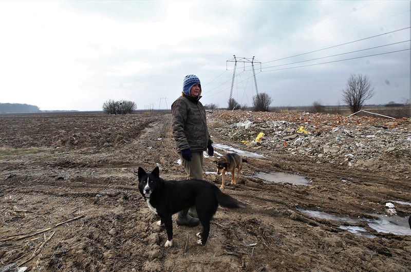 Daniela Marica este una din persoanele care se confruntă cu problema drumului de acces | Foto: Dumitru Angelescu
