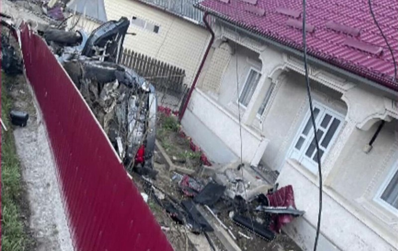 Trei tineri au murit și alți trei au fost răniți, după ce mașinile lor s-au ciocnit și s-au răsturnat în curțile unor case, în Neamț