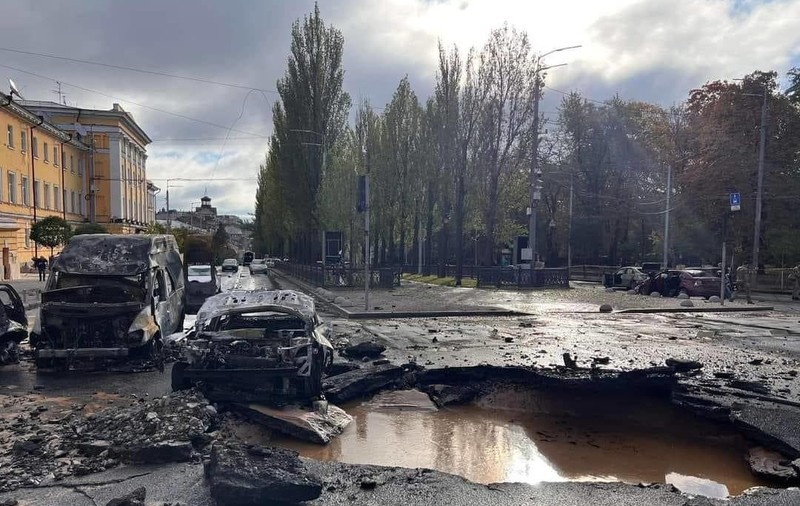 Copii care cântă imnul Ucrainei, în sala de clasă mutată la subsol, în timp ce Kievul este bombardat de ruși
