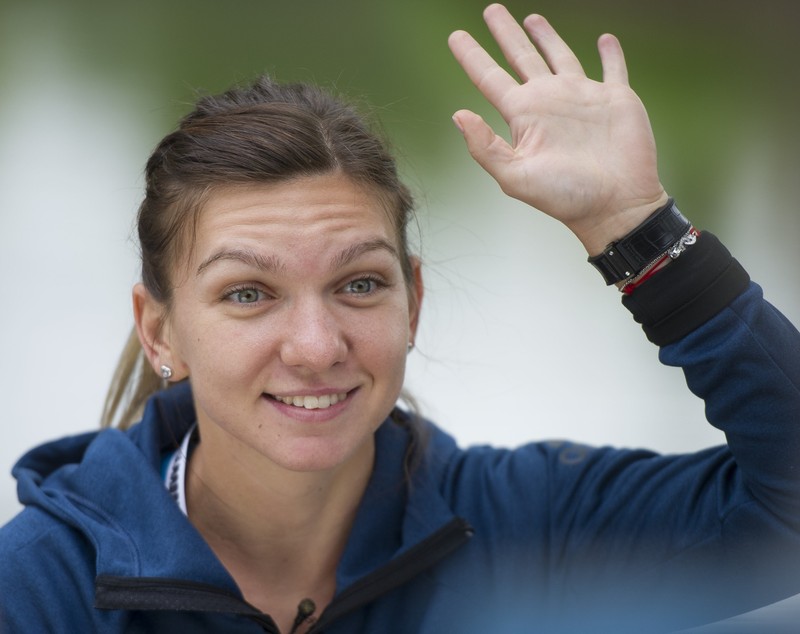 Simona Halep a jucat tenis de masă şi s-a uitat cruciş din spatele ochelarilor la Madrid / GALERIE FOTO şi VIDEO