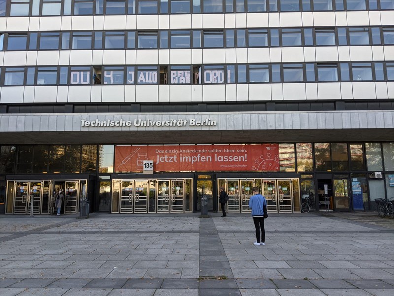 Panou care promovează vaccinarea la Universitatea Tehnică din Berlin, în octombrie 2021, cu următorul mesaj: „Singurul lucru contagios ar trebui să fie ideile. Vaccinează-te acum!” În „România educată”, tocmai ideile contagioase contribuie la problemă&nbsp;