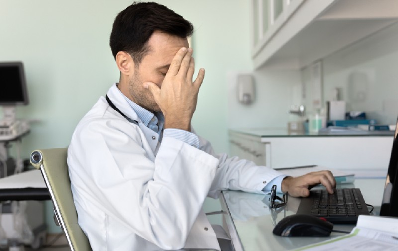 Rezidenții povestesc cum arată realitatea din spitale: gărzi de 34 de ore, birocrație și teama de burnout. „Ca medic, îți asumi în fața pacientului toate lipsurile sistemului”