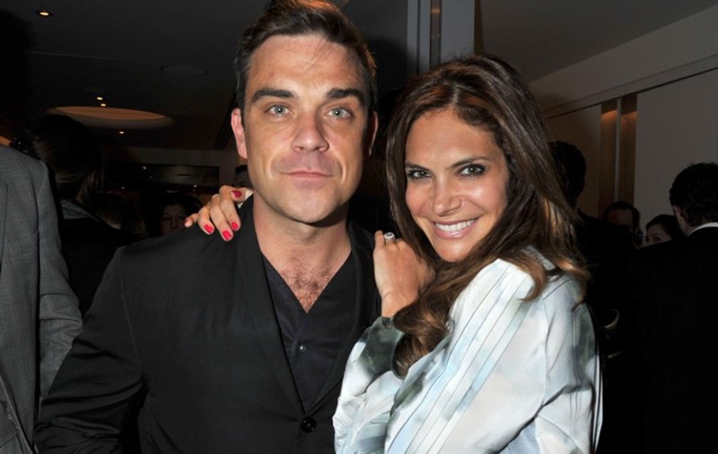 Nebunii de vedetă! Robbie Williams vrea să-i ridice statuie soţiei!