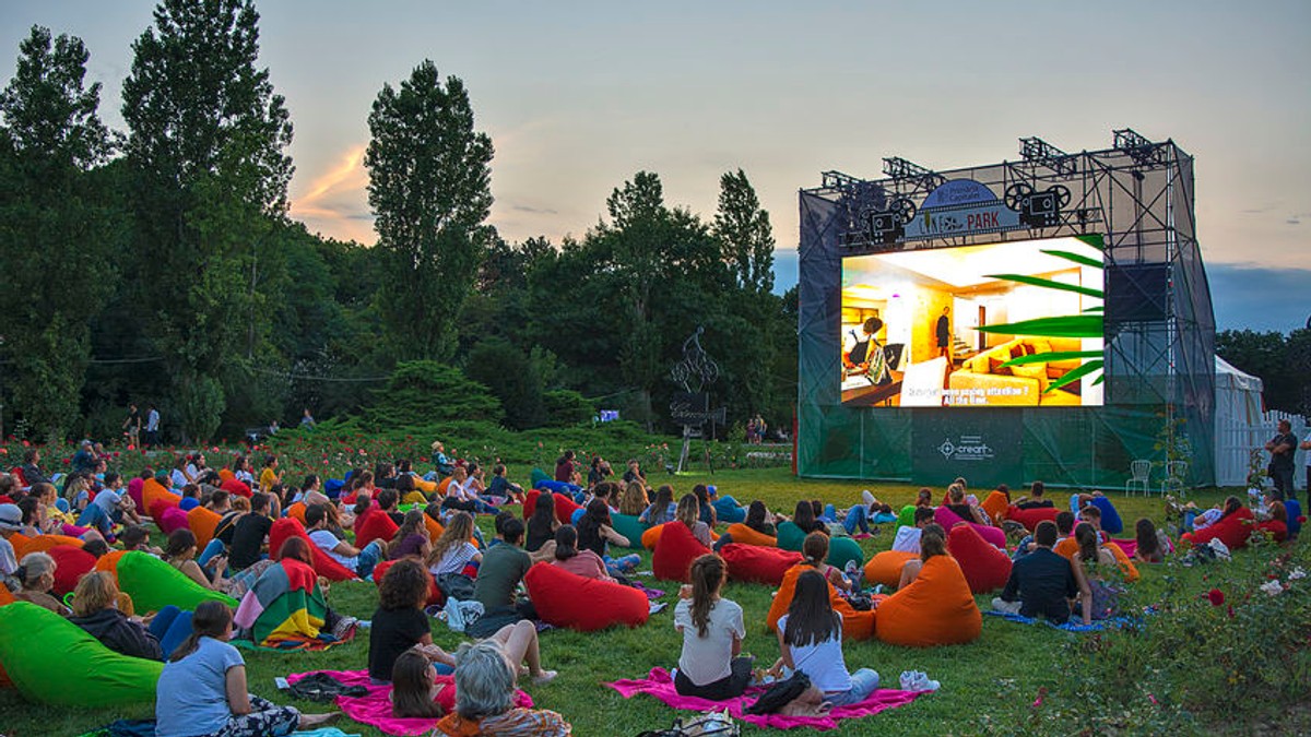 Filme românești - seară în parcul Herăstrău din Bicurești unde poți viziona filme în aer liber