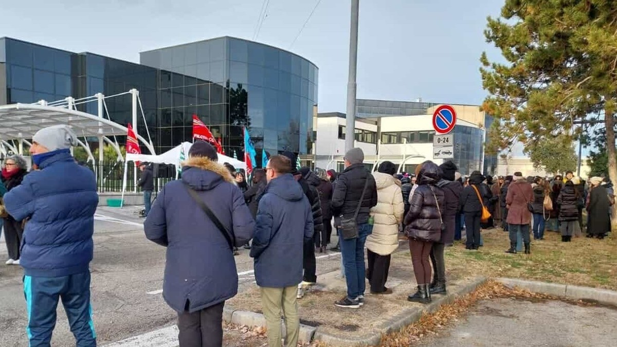 Angajații din Italia ai unei companii de produse de lux, concediați pe loc, au făcut grevă. Foto Rimini Today