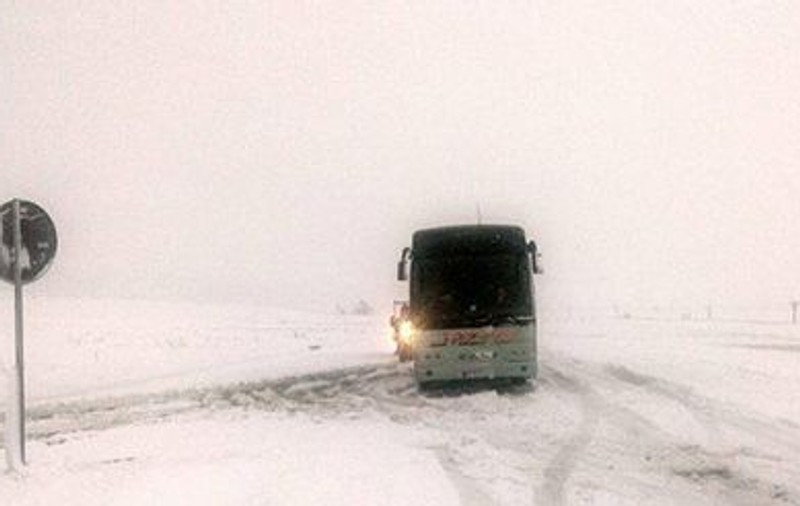 Autobuz cu 25 de persoane la bord rămas blocat pe DN11A, în pantă