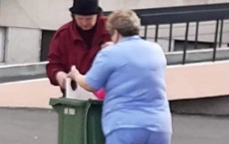 Mâncare dusă gravidelor de la maternitatea Spitalului Județean Brăila cu tomberonul. Reacția conducerii: ”Suntem șocați. Am declanșat o anchetă”