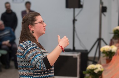Janka-Hanna Kovacs stă aproape de scenă în timpul concertelor