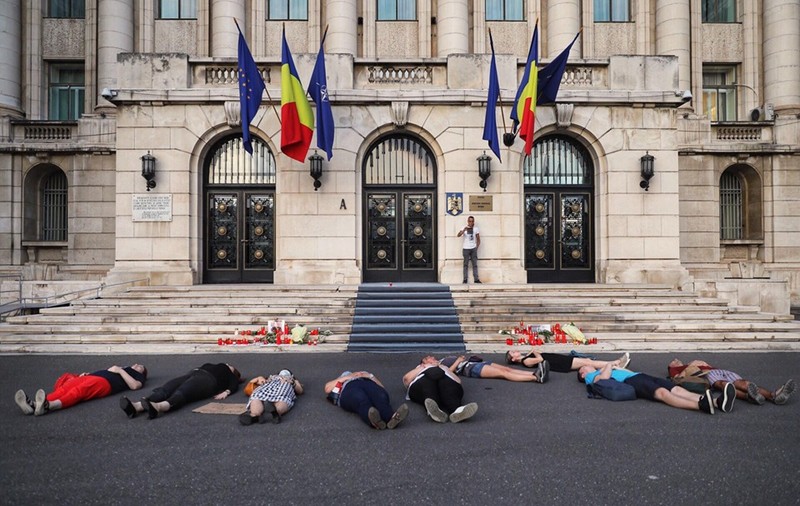 Flori și candele în fața Ministerului de Interne pentru fetele dispărute în Caracal