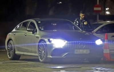 Antonio Goleac și bolidul său Mercedes, mașină în valoare de 150.000 de euro, în condițiile în care veniturile legale ale șefului din Poliția Locală a Sectorului 4 au fost infime, până a ajuns să ocupe o poziție de conducere în forțele de ordine