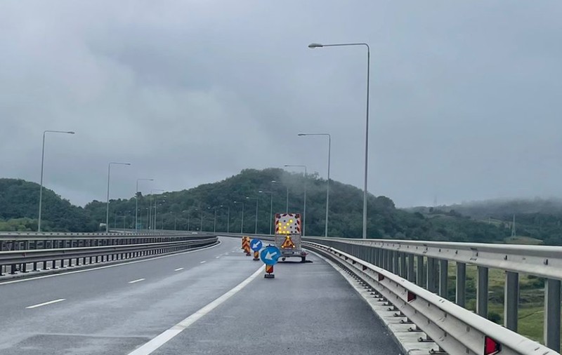 Restricţii de trafic pe Autostrada Sibiu – Deva, din cauza unei gropi apărute în carosabil