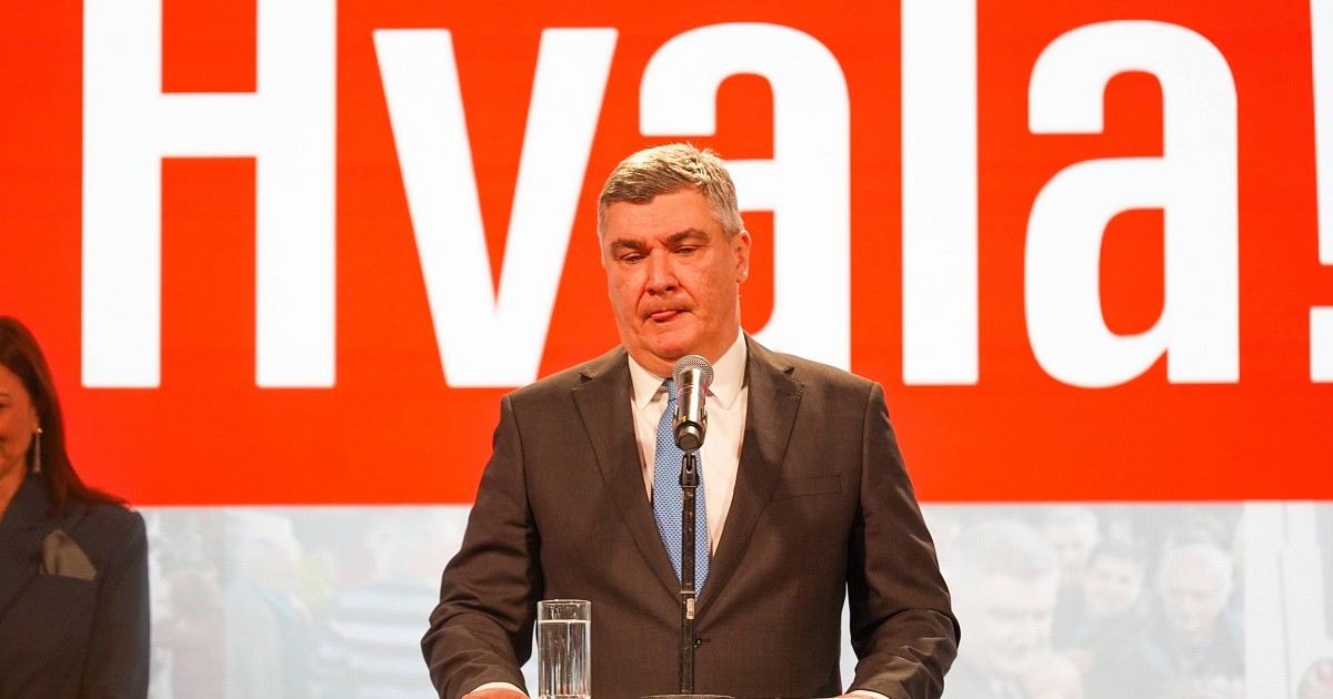 Zorna Milanovic vorbeste de la un pupitru, după câștigarea alegerilor