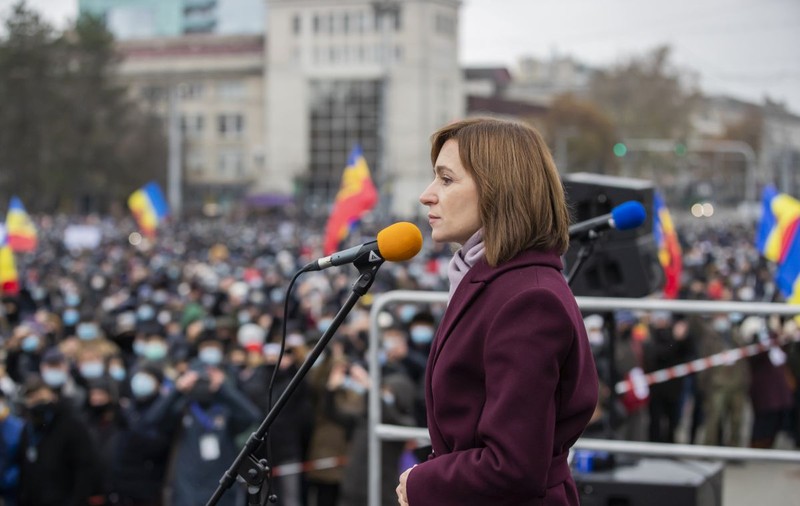 Învestită în funcția de președintă, Maia Sandu atacă majoritatea parlamentară „coruptă” și cere alegeri anticipate