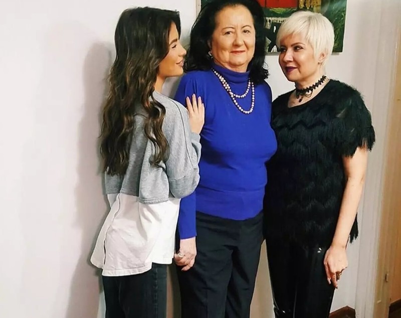 Catinca a răbufnit la adresa lui Petre Roman, după ce a stat doar 5 minute la priveghiul Mioarei Roman: „Mai bine nu vii”