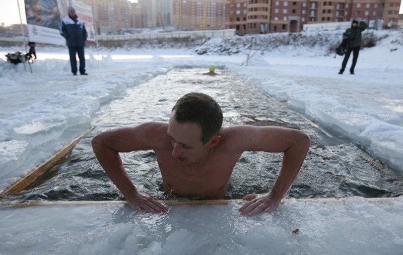 Brrr! Iată cum fac aceşti bărbaţi din Siberia baie în apa îngheţată! FOTO