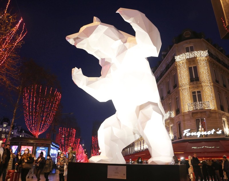 Expoziție de sculpturi gigantice în centrul Parisului, pe Champs-Elysees