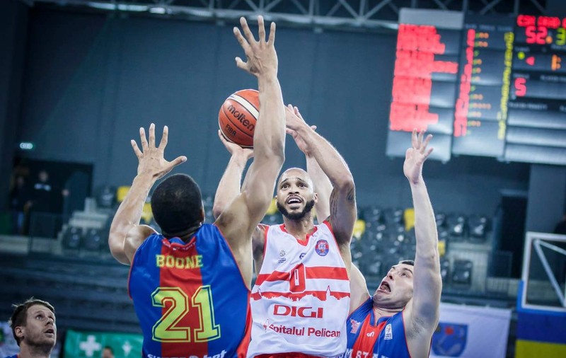 Interviu cu americanul Kris Richard, baschetbalistul numărul 1 de la CSM Oradea. Îi place hocheiul pe gheață: ”Pot să se lovească, fără faulturi sau pedepse!”. E fan Van Exel