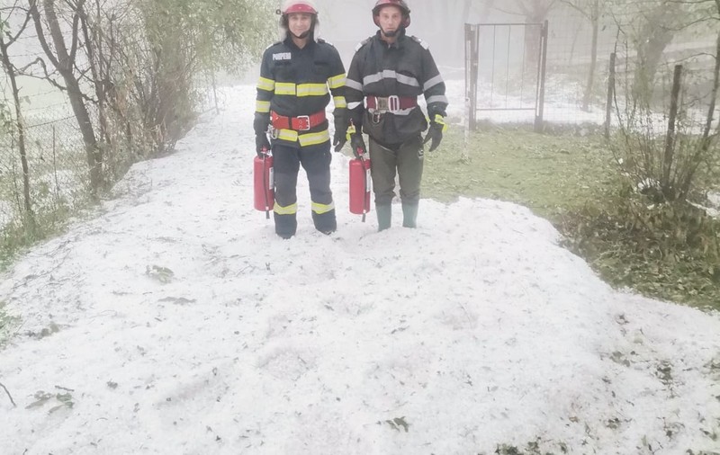 VIDEO |  Furtuni violente și grindină. Vremea a provocat pagube în mai multe zone