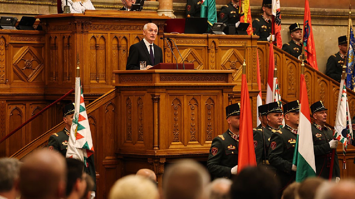 Candidatul la președinție și fostul președinte al Curții Supreme, András Baka, ține un discurs în cadrul ceremoniei de depunere a jurământului la Parlament, pe 11 august 2026, la Budapesta, Ungaria.