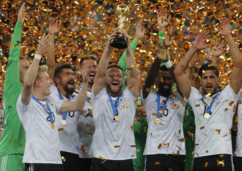 Mustafi, centru, cu trofeul Cupei Confederațiilor