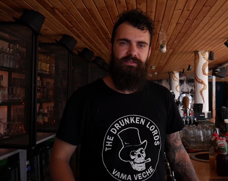 VIDEO/ Codul secret al barmanilor din Vama Veche. Cum să ceri un Mai Tai sau o tequila prin semne și cum le interpretează un lingvist