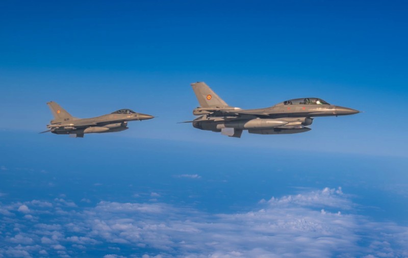 Două aeronave de luptă F-16 în zbor